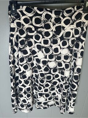 Hypnotized women’s size M Black & White A-Line Geometric Print Skirt